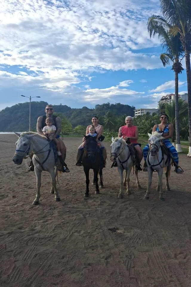 Family-group-horseback-riding-tour-in-jaco